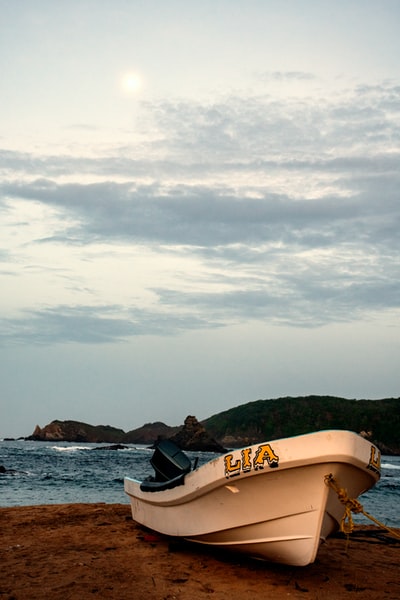 黄色和白色kayak在海岸白天
